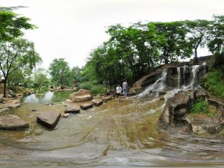 報(bào)曉園溪水潺潺夏景