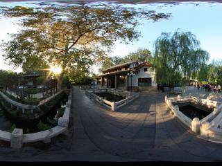 日落的趵突泉公園一景全景